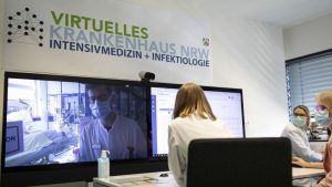 Ärztin an der Uniklinik Aachen beim Telekonsil